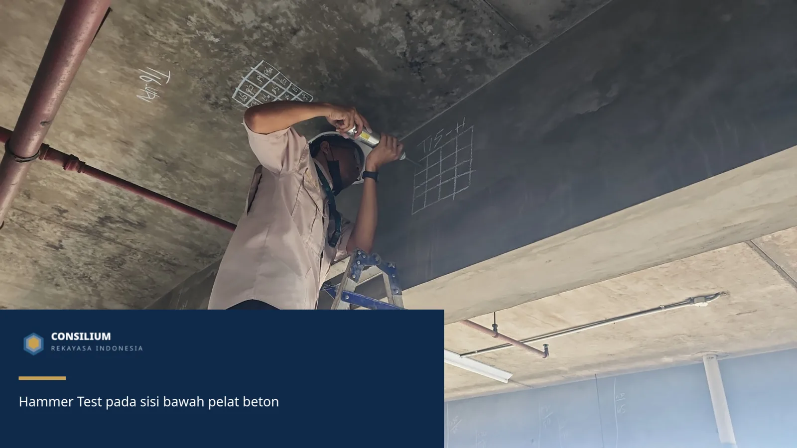 Teknisi melakukan Hammer Test pada sisi bawah pelat beton bangunan existing