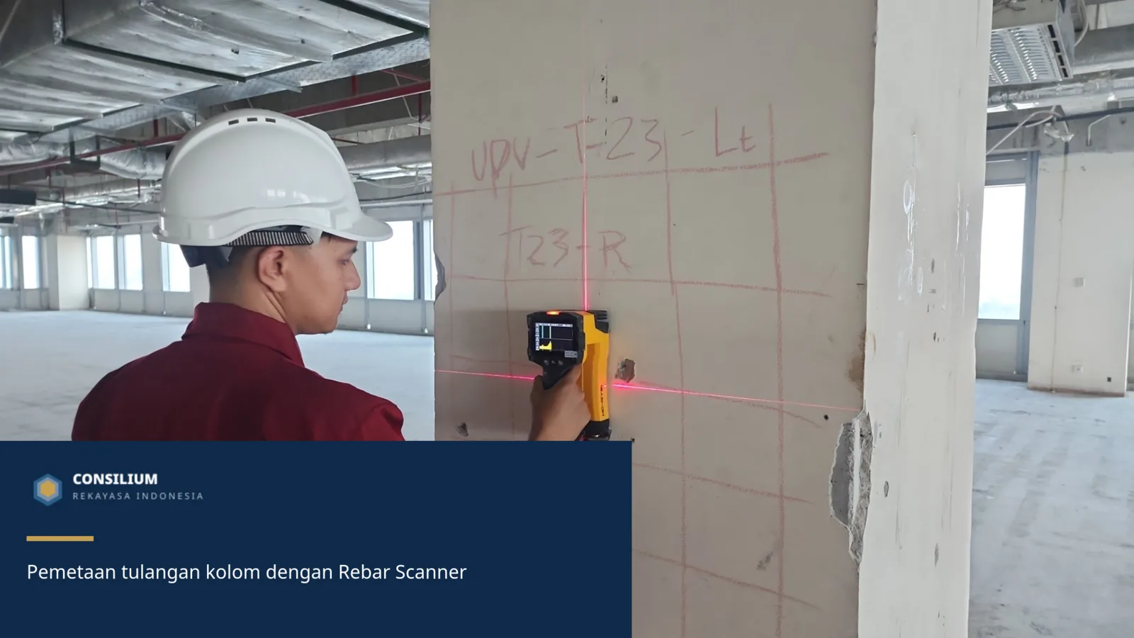 Teknisi memetakan tulangan kolom beton bangunan existing dengan Rebar Scanner