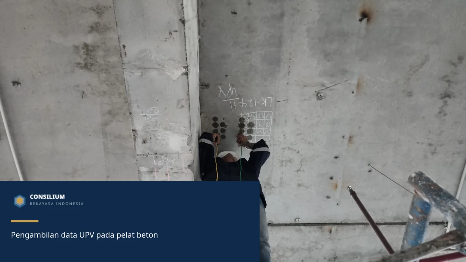 Pengambilan data UPV Test pada sisi bawah pelat beton