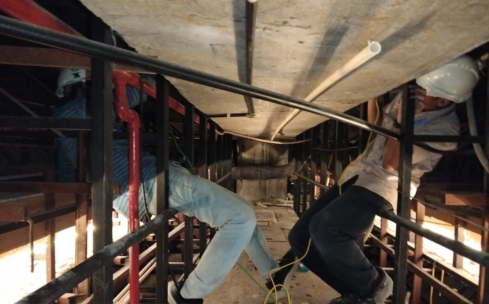 Pelaksanaan inspeksi NDT beton pada sisi bawah pelat di area akses terbatas