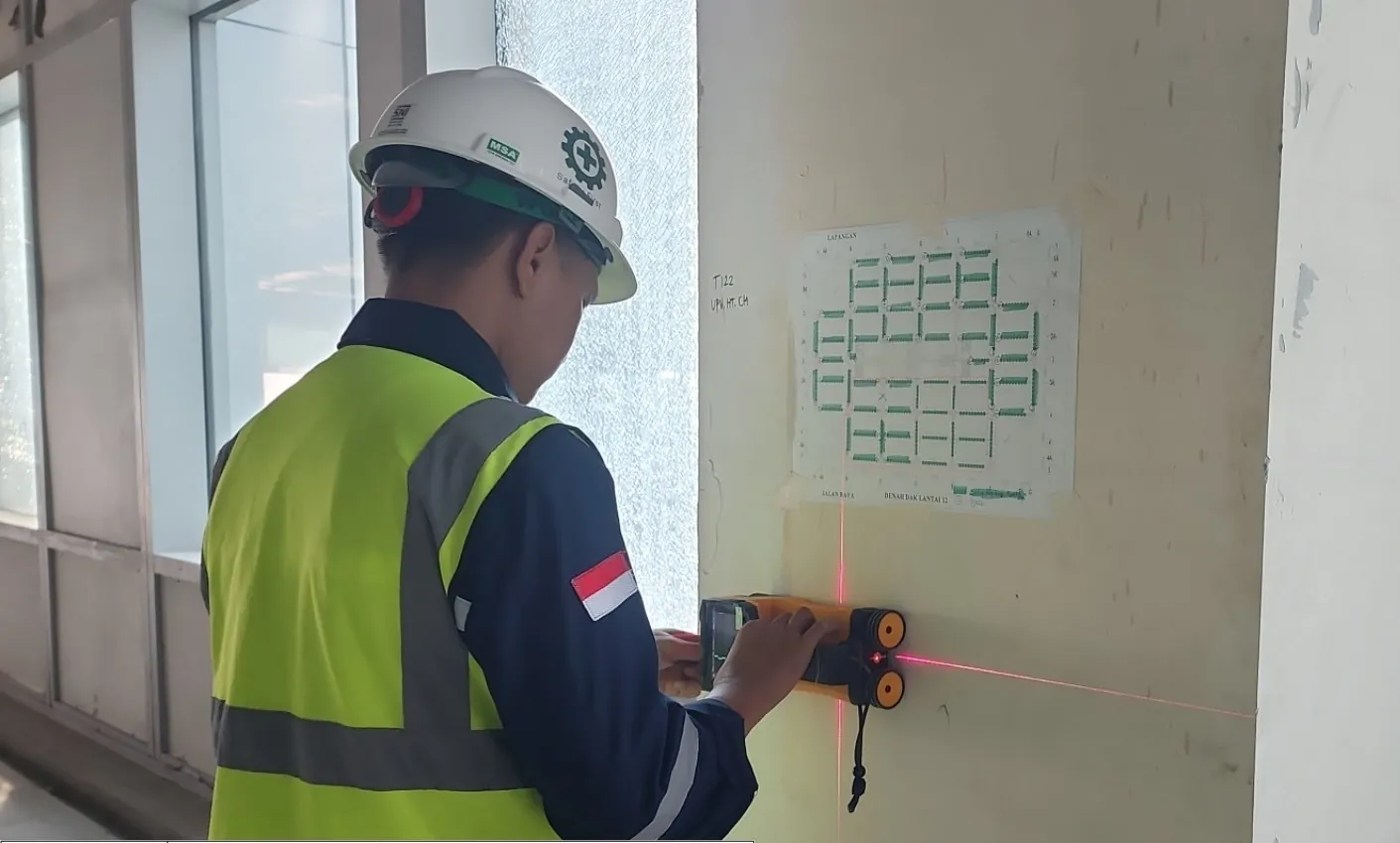 Teknisi melakukan rebar scanner untuk pemetaan tulangan pada dinding beton